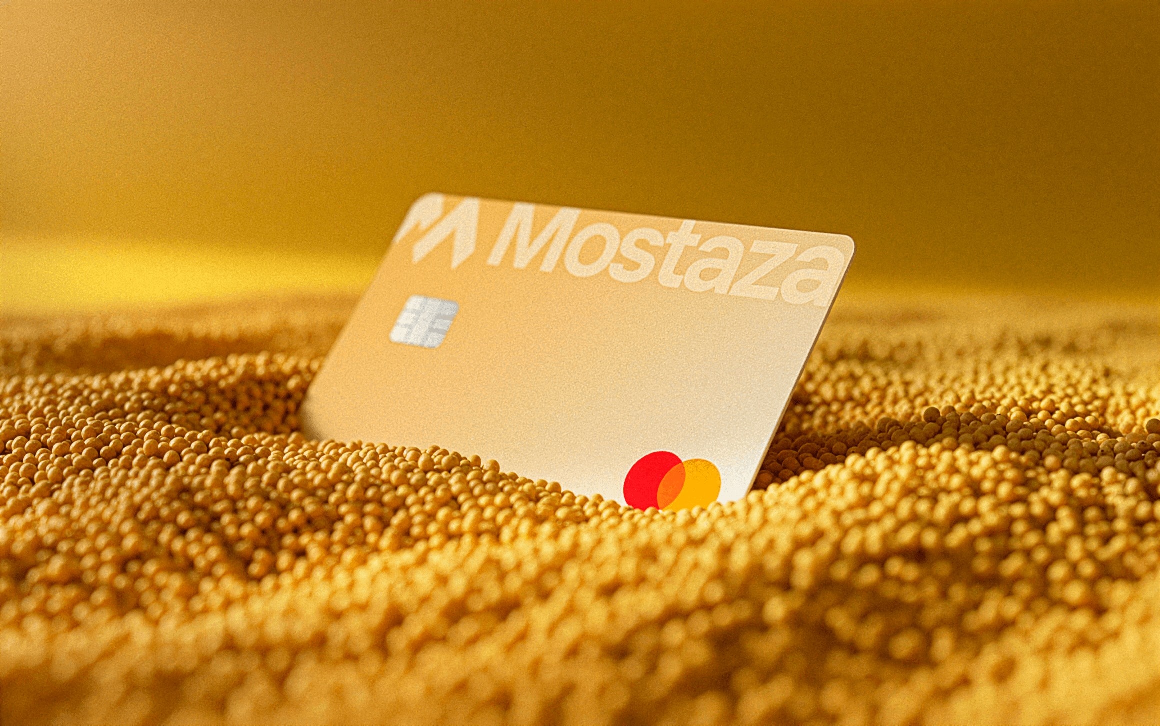 La tarjeta física de Mostaza, color mostaza, sobre un lecho de semillas de mostaza